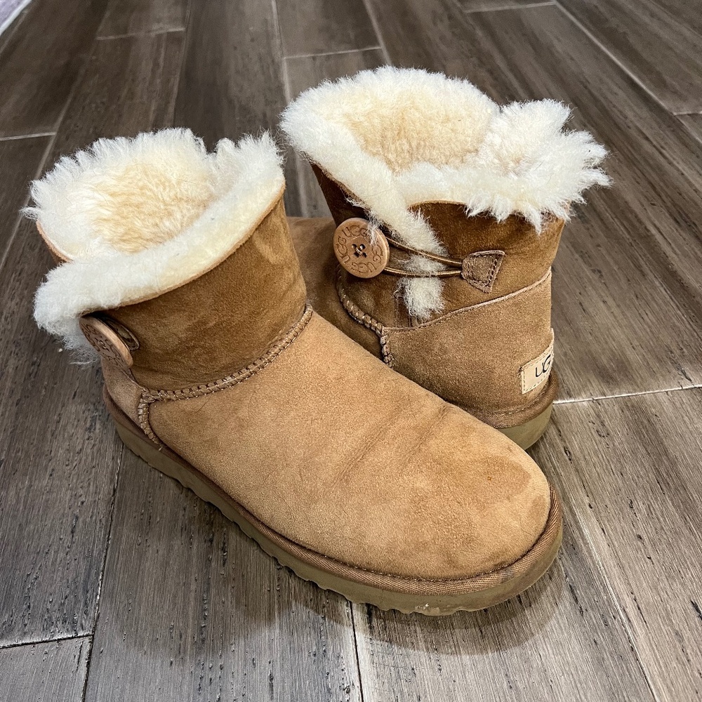 Ugg Women’s Mini Bailey Button Chestnut - Picture 1 of 6